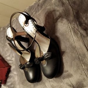 Babydoll pumps Size 8 like new gently worn, Black leather strappy